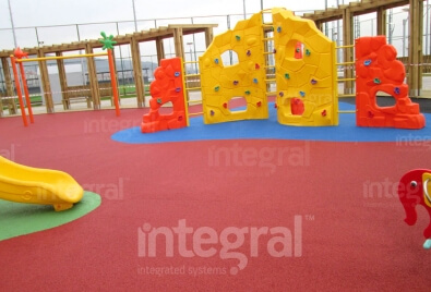 Aplicación de piso de caucho para parque infantiles
