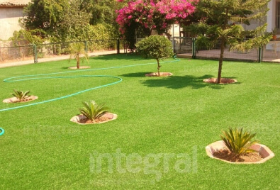 Aplicación césped artificial de jardín Peragrass